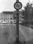406944 Afbeelding van een zelfgemaakt verkeersbord aan een lichtmast op de hoek van het Leidseveer en de ...